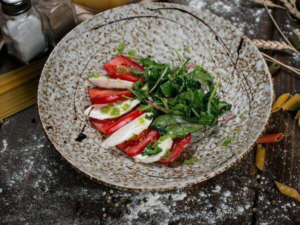 Barzini - Капрезе с моцареллой и томатами