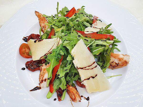 Васнецовъ - Салат из рукколы с тигровыми креветками