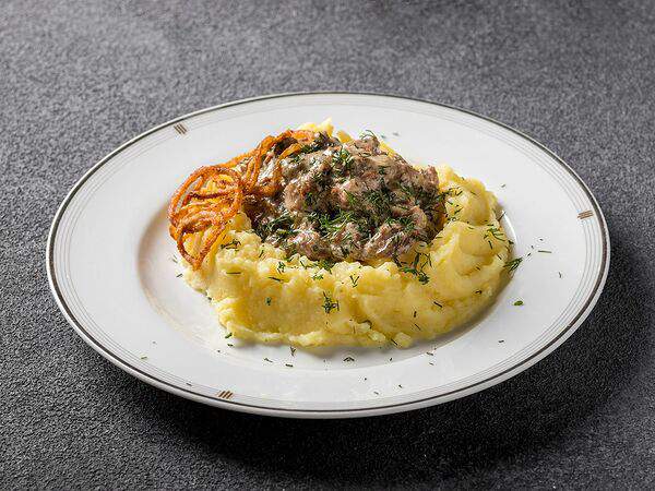 Дача хаус - Телятина в сливочном соусе с картофельным пюре