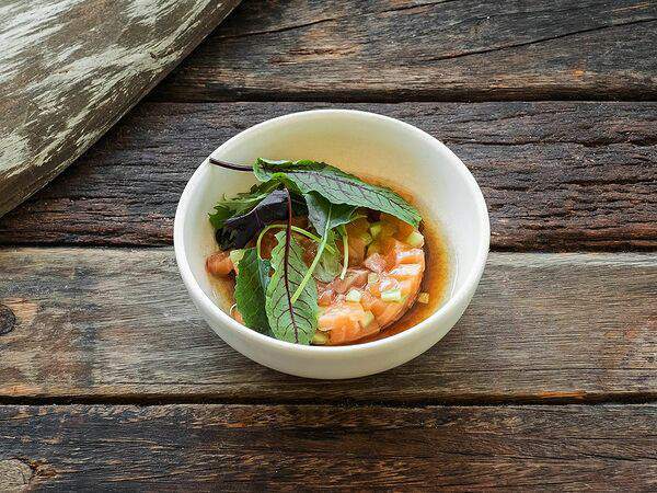 Гастробар Море - Тартар из лосося с ореховым соусом