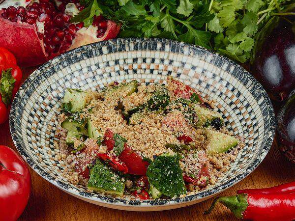 Дэда - Салат со свежими овощами и орехом