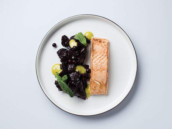 Трактир белый - Стейк из лосося с вяленой свеклой