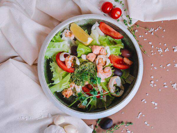 Underground - Теплый салат с морепродуктами и соусом Песто