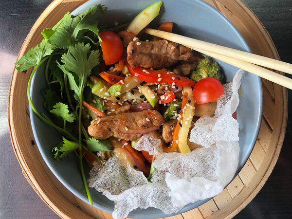 Bruce & Lee - Свинина Stir-fry, обжаренная в кисло-сладком соусе с овощами
