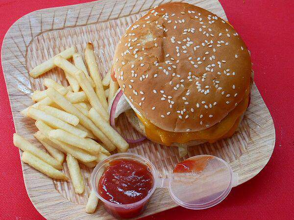 Kaikan - Бургер с говядиной и картошка фри