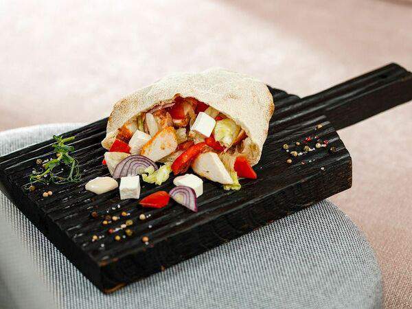 ЛайкиПарк - Пита с овощами и курицей гриль