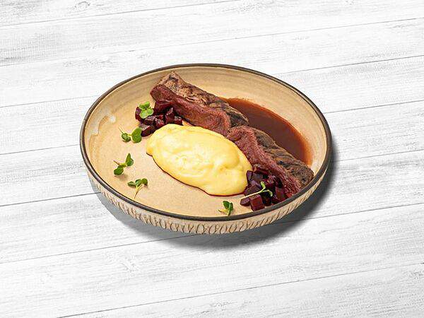 Miraclub - Дикая оленина в соусе из малины и можжевельника, картофельное пюре с пармезаном