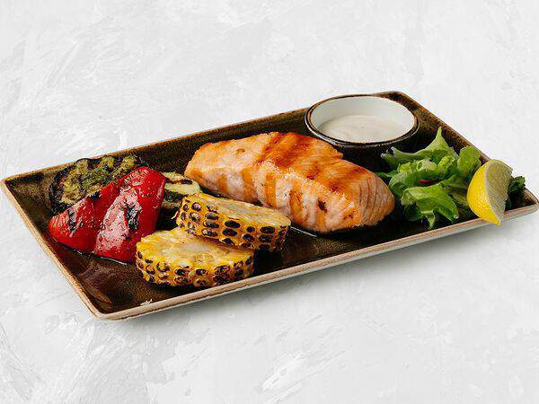 Нэцкэ - Стейк из семги со сливочным соусом и овощами на гриле