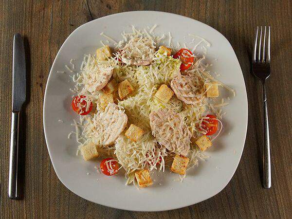 Hofo - Салат Цезарь с куриной грудкой