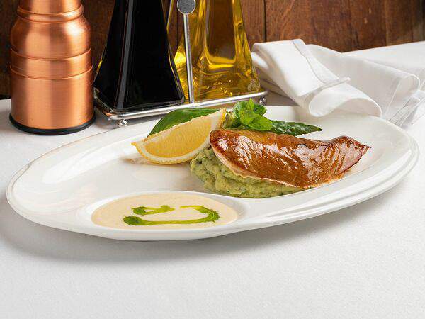 Ресторан Метрополь - Лосось на ольховых ветках с базиликовым пюре