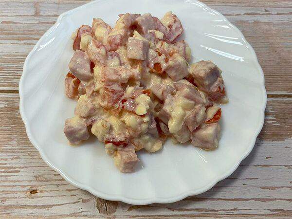 Сарафан - Пикантный салат с помидорами и ветчиной