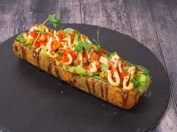 Луиджи - Ролл-дог с лососем и авокадо