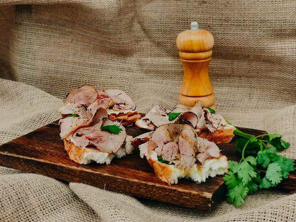 Паб 13 - Хрустящие брускетты с ростбифом