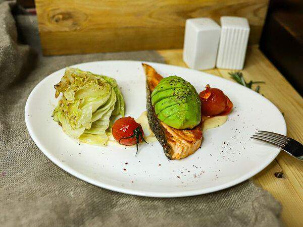 Мангал хауз - Стейк из лосося с авокадо