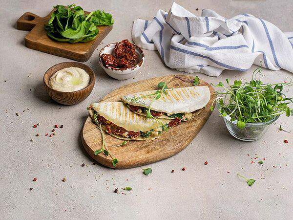 Душевная кухня - Тортилья с хумусом и вялеными томатами