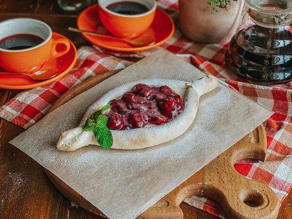 Хачапури и вино - Лодочка с творожным сыром и вишней