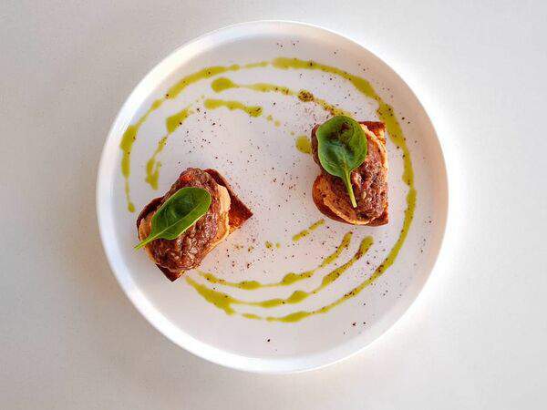 GM cafe - Тартар из говядины, бриошь