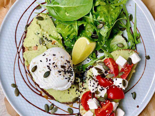 2A Concept. Coffee, Cake & Shop - Аво тост с пашот