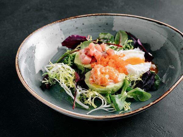 Кафе Nебо - Нежный авокадо с лососем, тунцом и яйцом Пашот