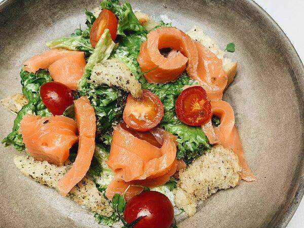 Vin Vin Concept Bar - Салат Цезарь с лососем