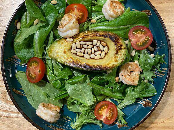 Кухнякафе - Салат авокадо гриль с креветками