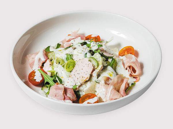 Самое популярное кафе - Салат с куриной грудкой, беконом и соусом из голубого сыра