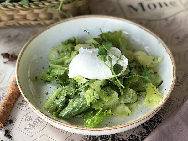 Моне - Салат с цукини и яйцом пашот