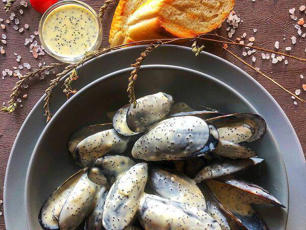 Рыбаs - Мидии в створках в маковом соусе