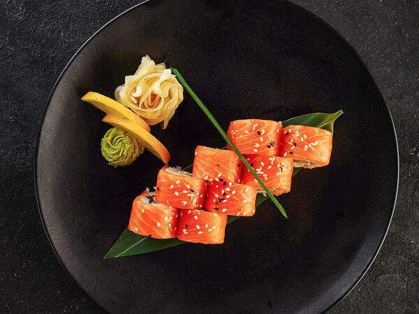 Fiolet - Ролл Филадельфия с лососем и икрой тобико