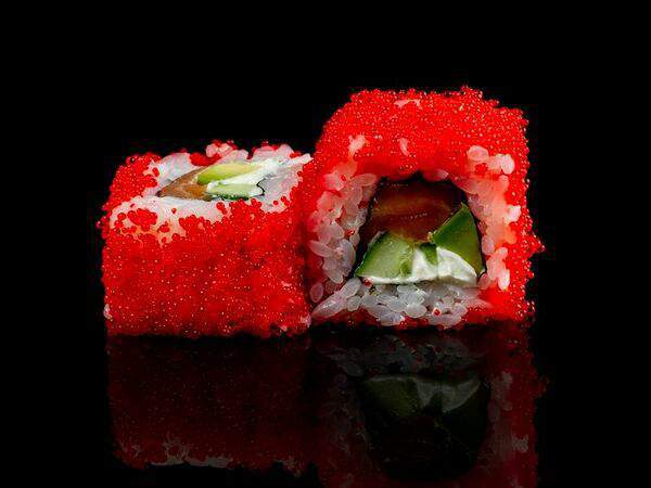 Японка - Калифорния с лососем