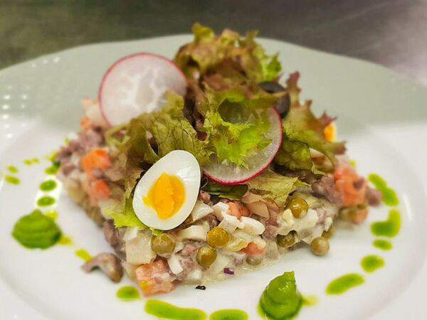 Васнецовъ - Салат Оливье с обжаренной телятиной