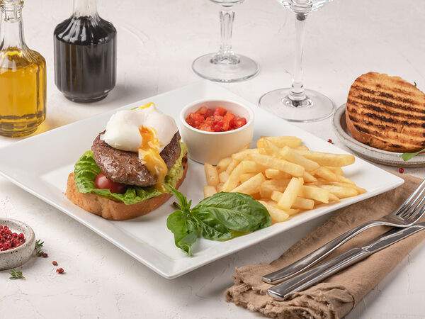 Солянка - Бифштекс из баранины с яйцом пашот