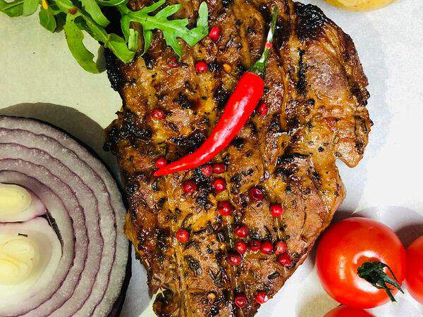 Cafe Susanna мясо на углях - Стейк из cвинoй шеи