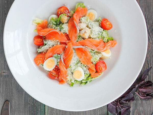 Традиции вкуса - Салат Цезарь с семгой