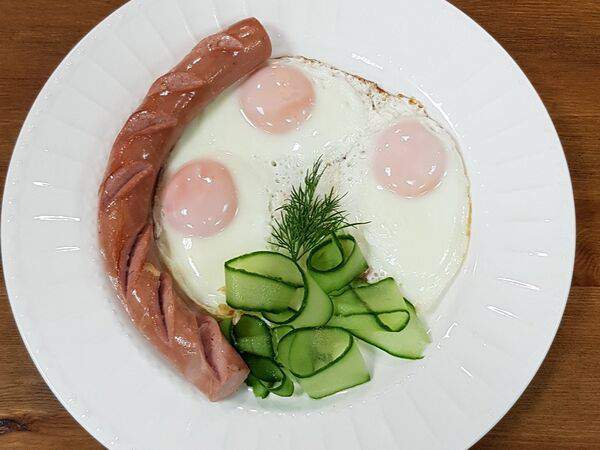 Пельменьок - Яичница с сосисками