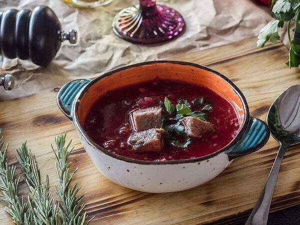 Volna - Борщ с говядиной и свежей капустой. подается со сметаной