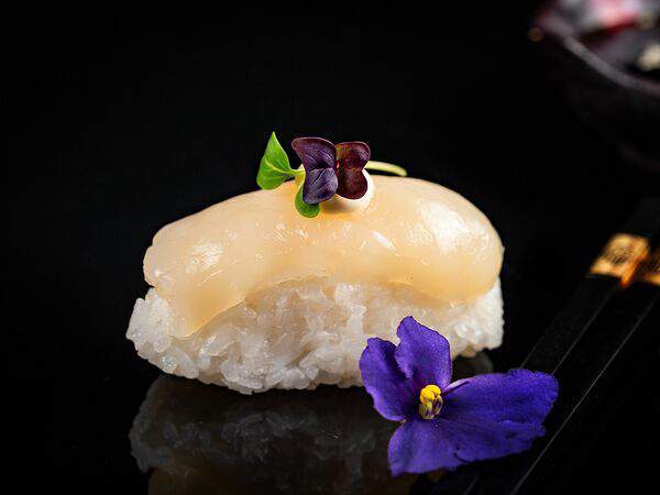 Loona Food - Нигири с гребешком