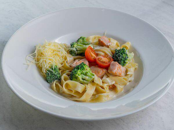 Кристалл - Феттуччине с лососем и брокколи