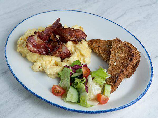 Кристалл - Скрэмбл с беконом и тостом