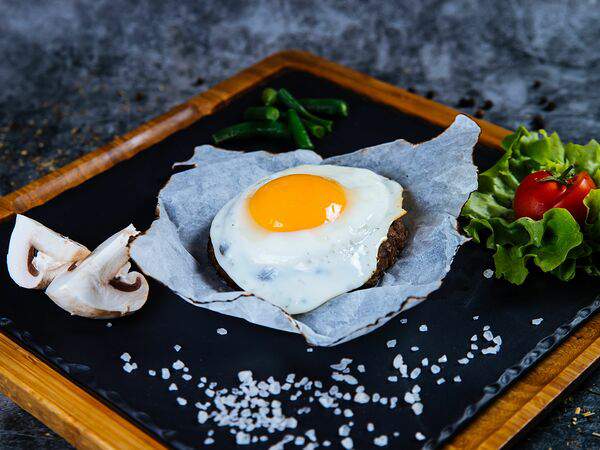 Дон-Аппетито - Бифштекс рубленный с яйцом