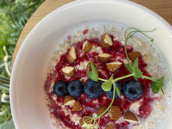 Natura Матча-бар - Каша на миндальном молоке с голубикой