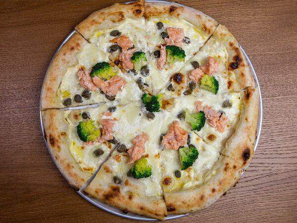 Сказка Skazka Печь & Гриль - Неаполитанская пицца с лососем и брокколи