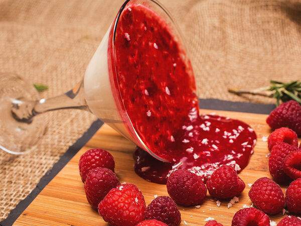 Зерно - Панна котта с малиновым вареньем