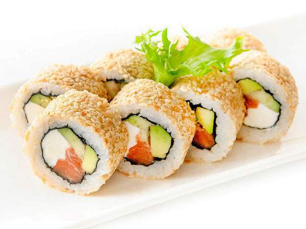 Fusion Sushi - Ролл с лососем в кунжуте