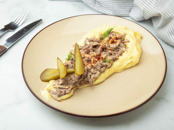 Вкусняхи - Бефстроганов из мраморной говядины с картофельным пюре