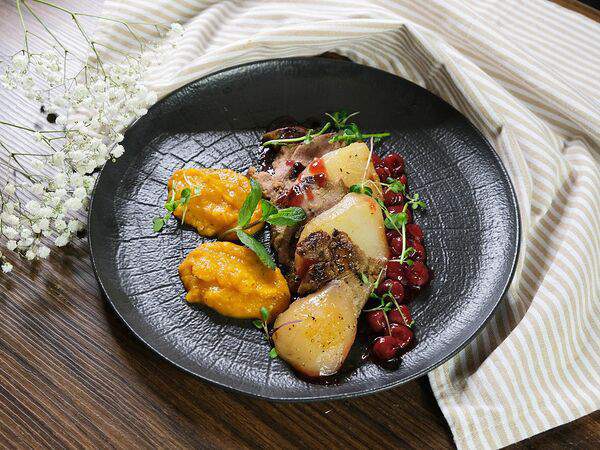 Дело не в вине - Утиная грудка с пряной грушей под вишневым соусом