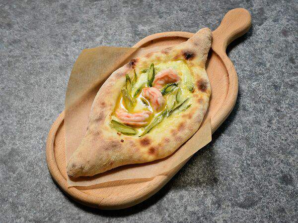 Грузинское бистро Ваха-Лавка - Хачапури по-аджарски с креветкой и спаржей