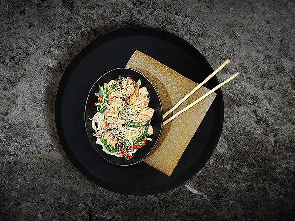 Papaya - Пшеничный удон с лососем в сливочном соусе