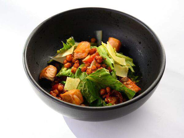 Vitae Healthy Food - Салат с лососем, пряным нутом и заправкой из авокадо