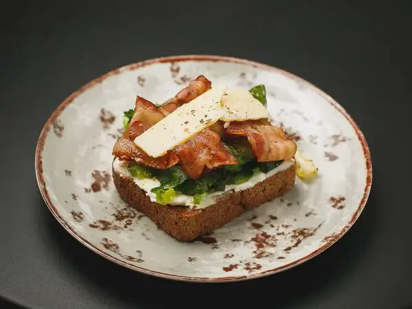 Mon Baton Green - Тост Бурже с беконом